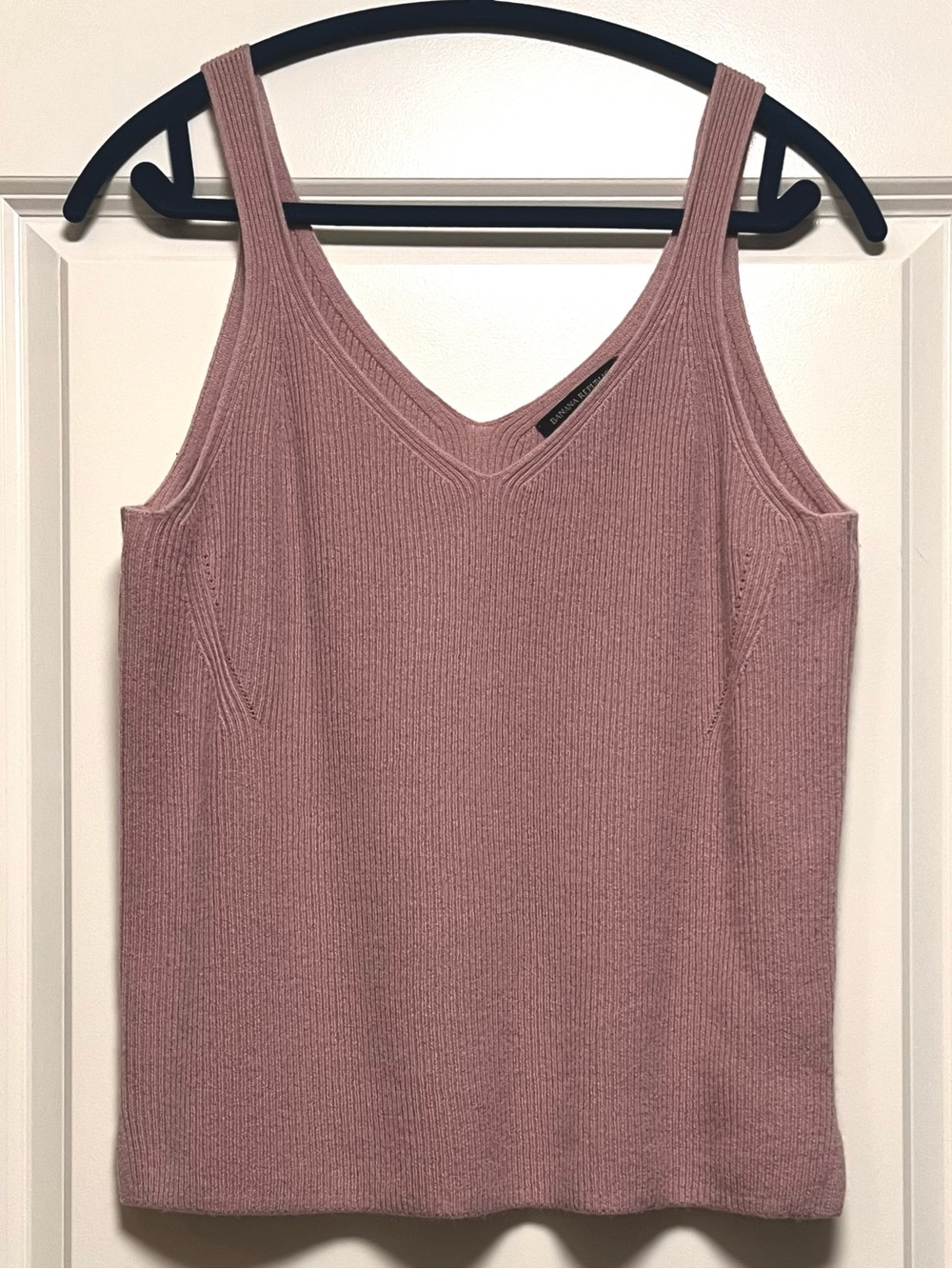 EUC Banana Republic 100% Cashmere V Neck Sweater Tank Quiet Luxury Dusty Rose M